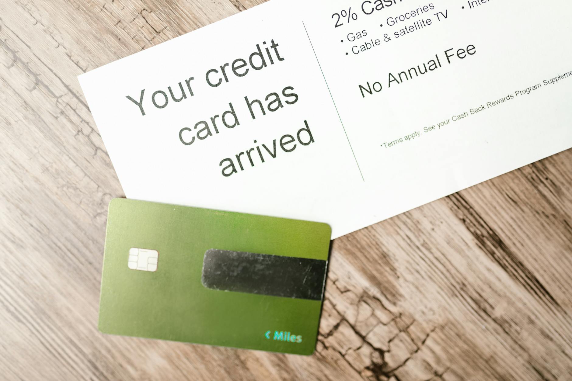 Person paying with credit card in a shop